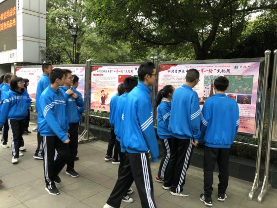 同學(xué)們認(rèn)真學(xué)習(xí)