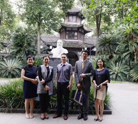 雙流中學(xué)副校長(zhǎng)徐天福與韓國(guó)客人合影