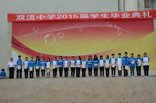 熊偉校長為獲獎學(xué)生頒獎