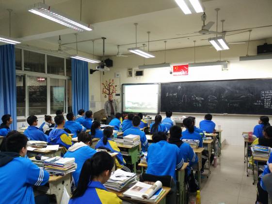 家長(zhǎng)左利剛先生開(kāi)設(shè)選修課《民用航空知識(shí)介紹》