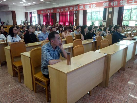 認(rèn)真聆聽的參會家長