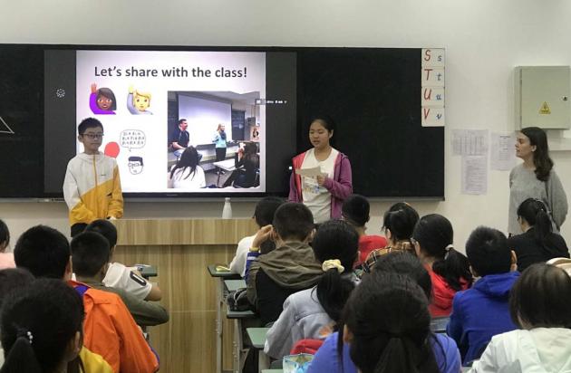 Amanda老師組織同學(xué)介紹自己的同桌