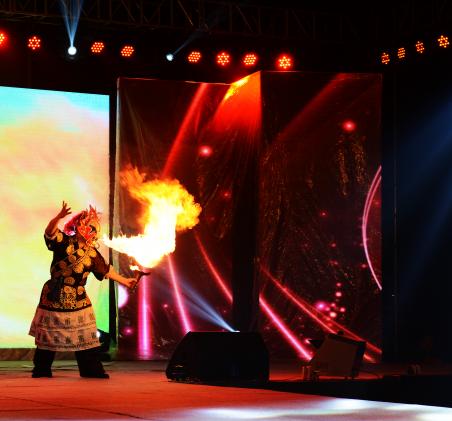 成都寬窄堂會(huì)的《蜀萃芳華》