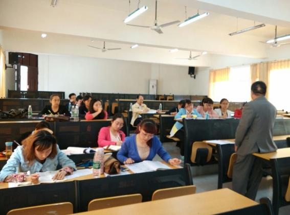 陽冰老師對(duì)永安校區(qū)生物教研組做指導(dǎo)