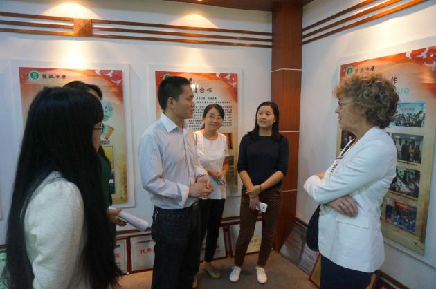 參觀校史陳列室