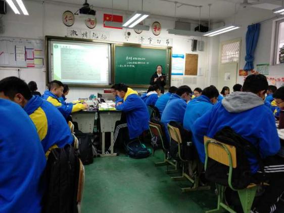 杜艷霞老師正在使用平板電腦上課