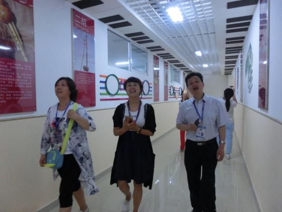 參觀藝術(shù)樓 (2)