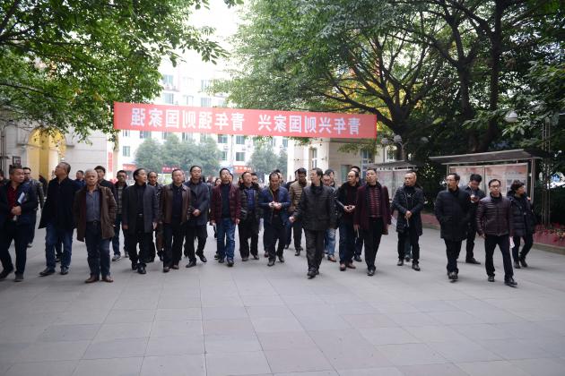 李衛(wèi)東副主任帶領(lǐng)教師們參觀學(xué)校