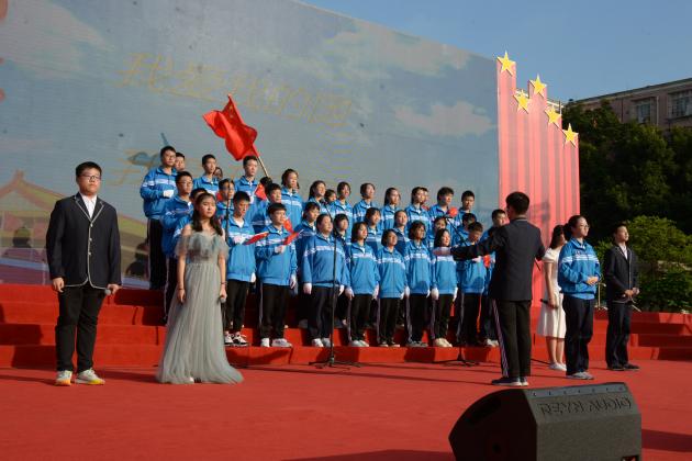 高三女生公寓陽臺(tái)鐵質(zhì)護(hù)欄銹壞２