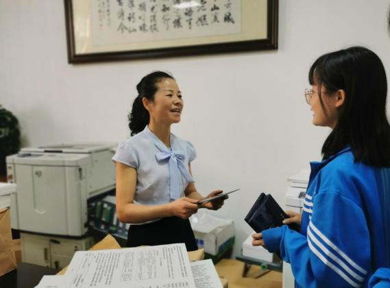 學(xué)生會(huì)同學(xué)為教師送節(jié)日慰問(wèn)賀卡