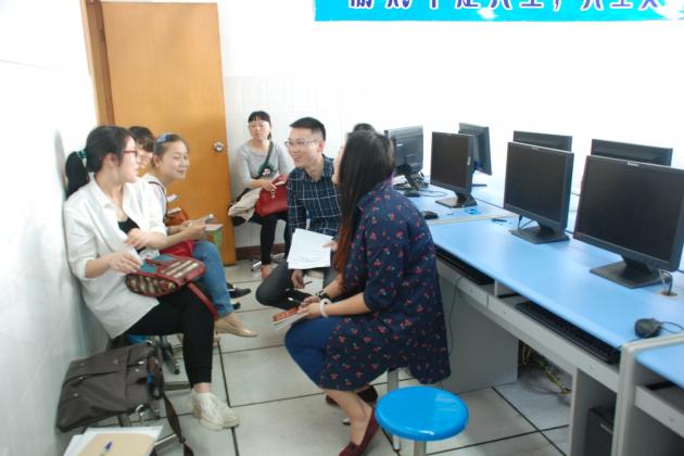 老師們分組討論