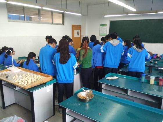 鄧瓊仙女士開(kāi)設(shè)的選修課《小吃制作》