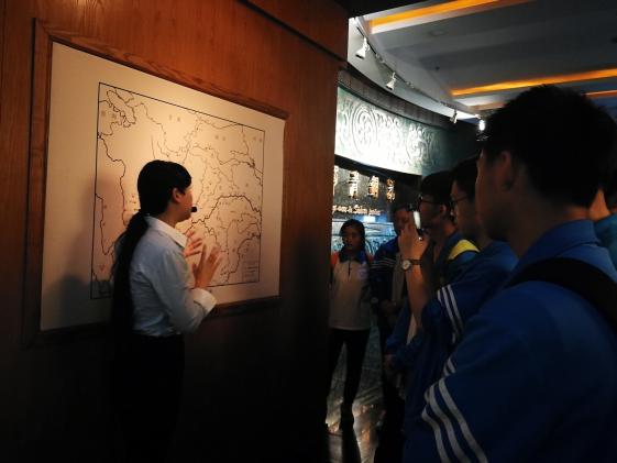 講解員為學(xué)生講解巴蜀文明