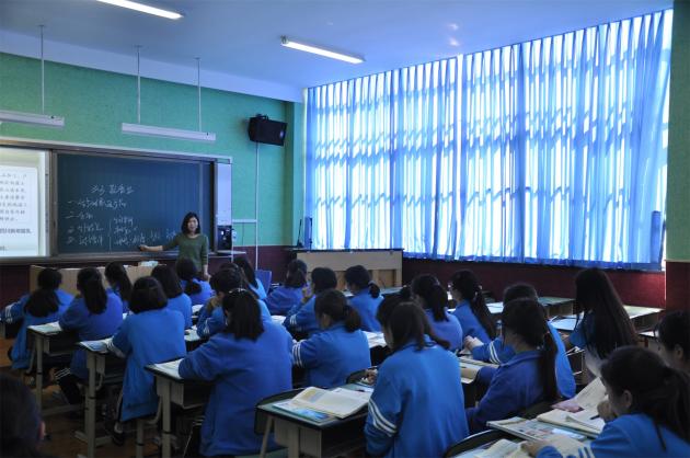 楊漪老師在引導(dǎo)學(xué)生思考