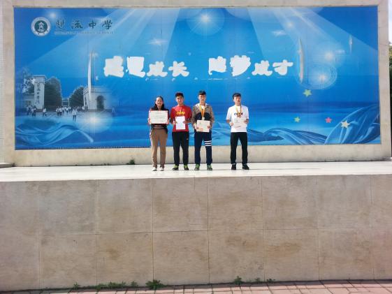 唐俊美老師與田徑健兒們合影留念