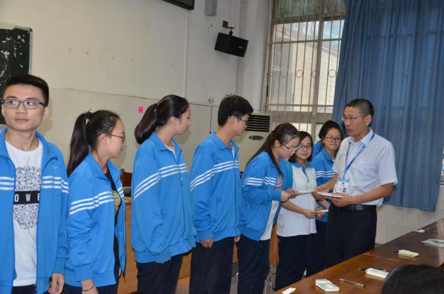 向書記向?qū)W員頒發(fā)結(jié)業(yè)證書