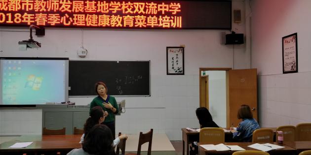 圖片五：陳麗老師組織大家評課