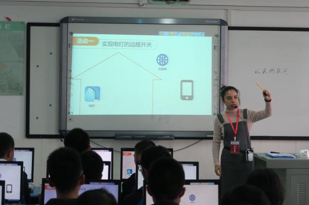 張茜老師作為專家組成員上展示課