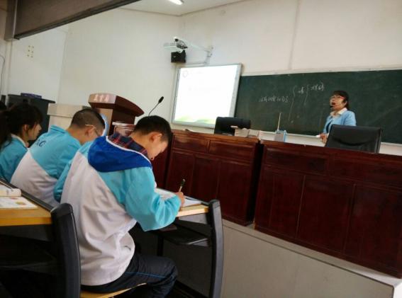 永安校區(qū)吳艷老師在授課