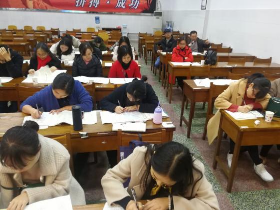 與會(huì)教師在研討會(huì)上認(rèn)真記錄