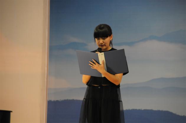 學(xué)生處楊成林主任在校園廣播里宣布防震應(yīng)急疏散演練活動(dòng)開始