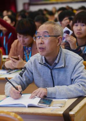 雙流中學(xué)資深教師、四川省特級(jí)教師黎國(guó)勝老師認(rèn)真聽(tīng)課