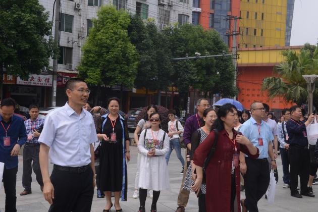 在校門迎接參觀領(lǐng)導(dǎo)