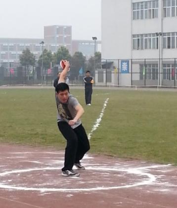 我校參加男子鐵餅的運(yùn)動(dòng)員
