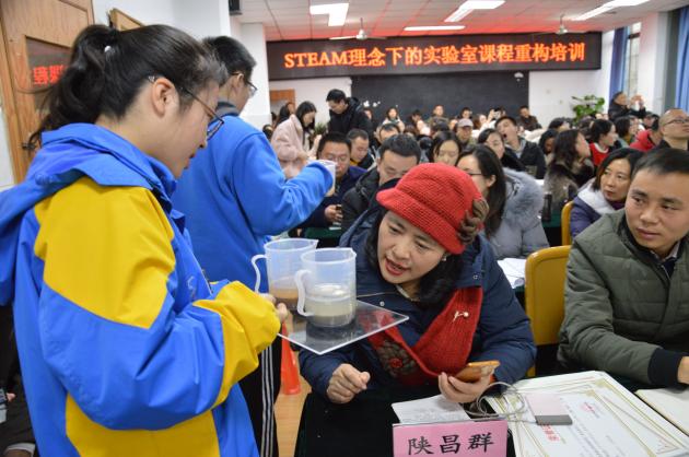 學生課堂展示匯報實驗結果2