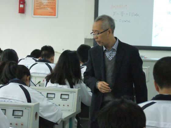 黎國勝老師進(jìn)行課堂指導(dǎo)