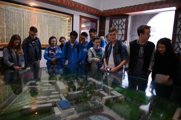 參觀雙中校史陳列室