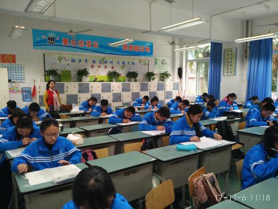 家長和老師一前一后認(rèn)真監(jiān)考