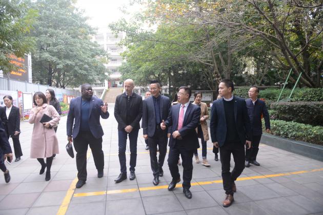 龍清明校長(zhǎng)與費(fèi)隆.格雷交流