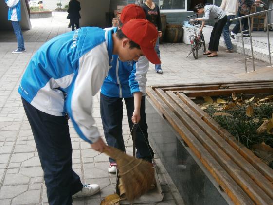 在敬老院打掃衛(wèi)生