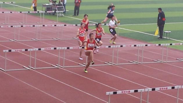 跨欄比賽進(jìn)行中