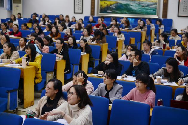 瞧，在微笑中聽課的老師