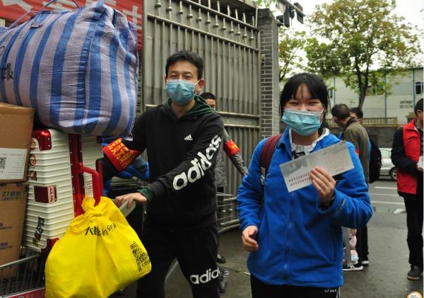 教師志愿者幫助同學(xué)搬運(yùn)行李