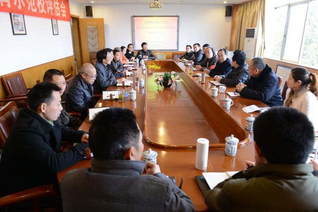 雙流中學(xué)教育代表團(tuán)訪問青白江區(qū)大彎中學(xué)