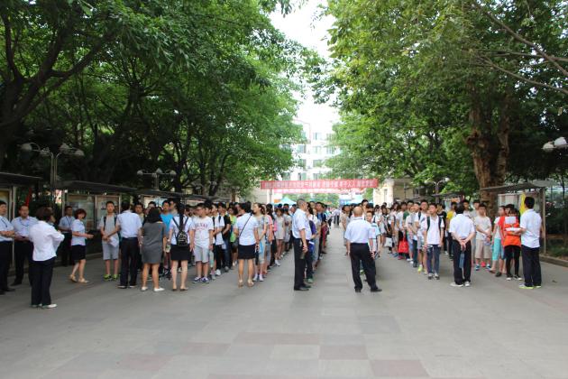 考生入場 秩序井然