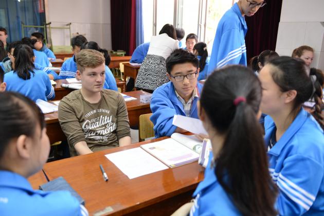 英語課上與雙中學(xué)生一起小組討論