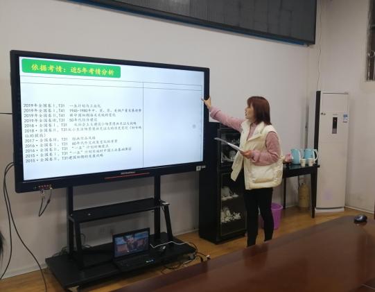 歷史老師梅艷進(jìn)行賽前打磨