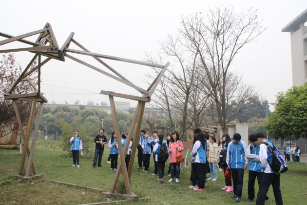 參觀建環(huán)學(xué)院教室與實驗室