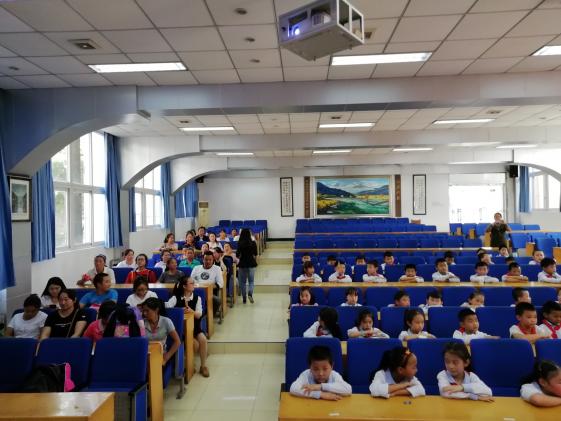 整齊就坐，觀看宣傳片