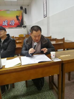 毛有裕老師在分享教學(xué)經(jīng)驗(yàn)