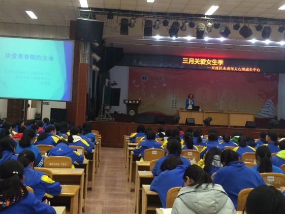 高一的同學(xué)認(rèn)真地聆聽