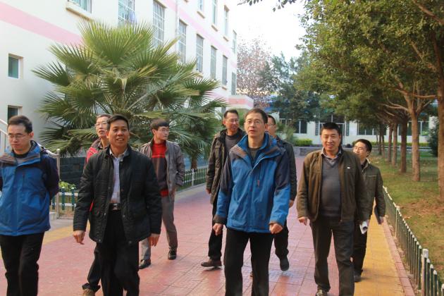 在川興中學校長帶領(lǐng)下參觀校園