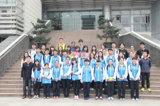 川大學(xué)子與我校學(xué)生合影留念