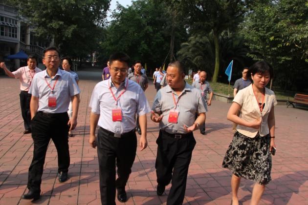 雙流縣委副書記徐剛蒞臨雙流中學(xué)視察2015高考情況