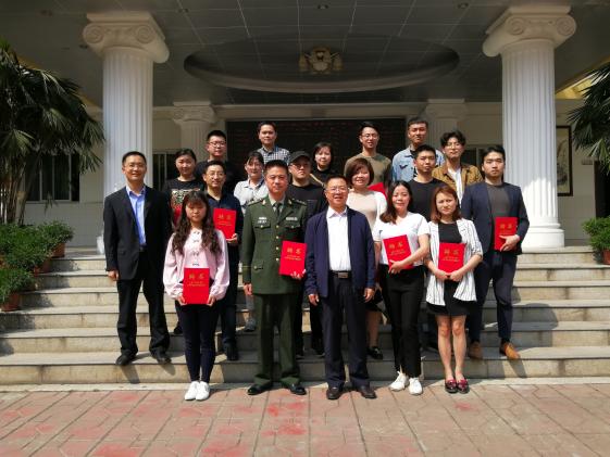 全體外聘老師與學(xué)校部分領(lǐng)導(dǎo)合影