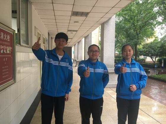 高二3班 劉超（左） 黃詩寒（中） 余詩蘊（右)